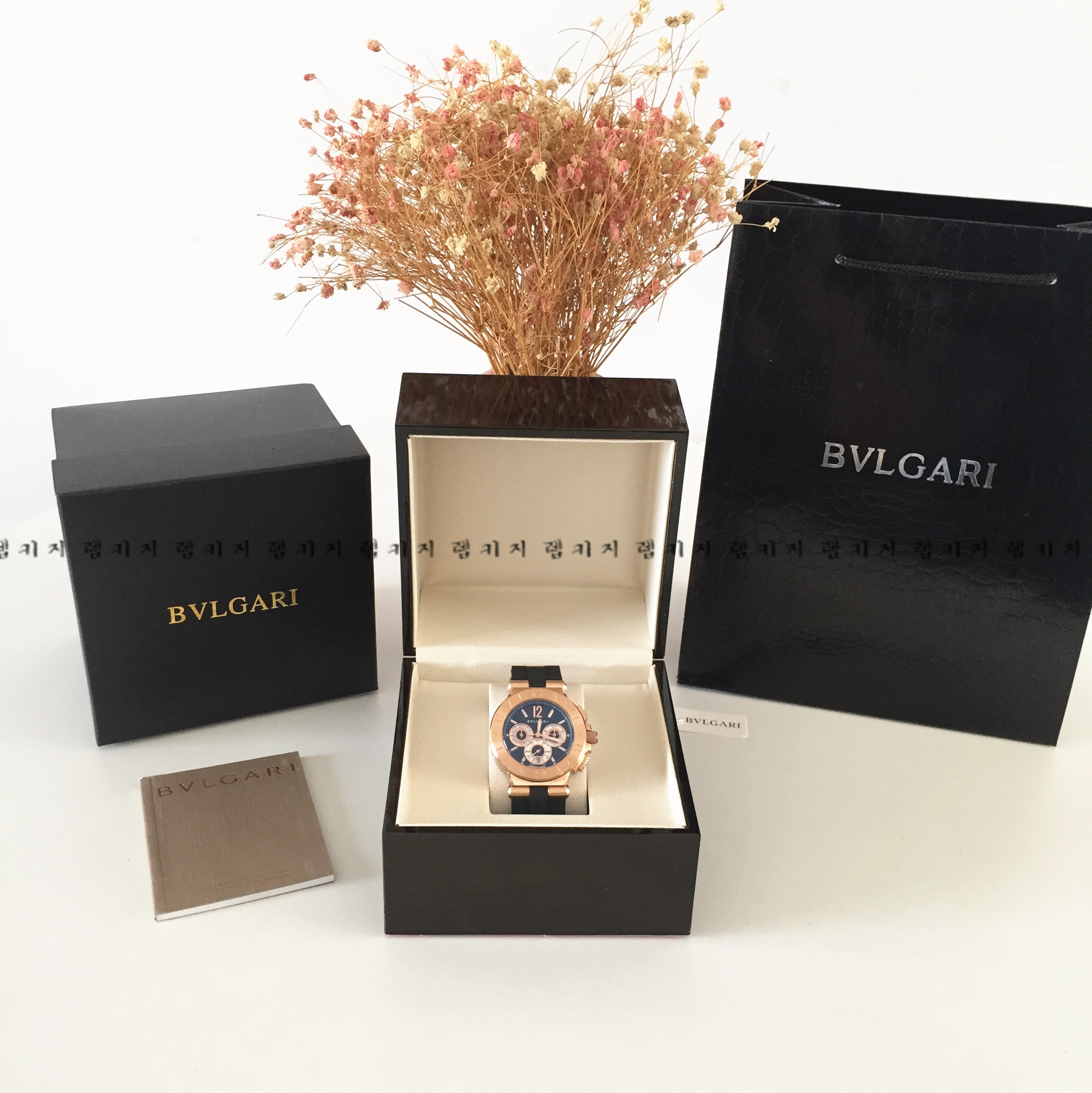 불가리 디아고노 금장 블랙다이얼 우레탄시계